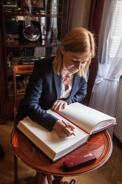 Wiceburmistrz Splitu Jelena Hrgović wpisuje się do księgi pamiątkowej